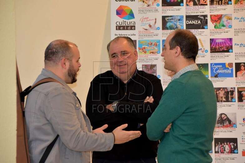 El concejal Juan Martel con el músico Rubén Rodríguez y el gerente de Gestel, Jesús Suárez/TA.
